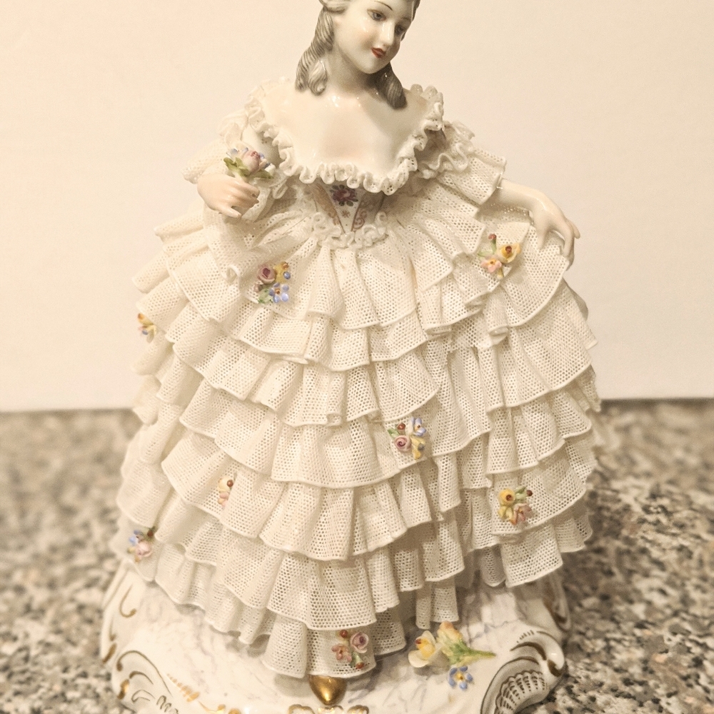 COPY - Porcelain lady figurine by Capodmonte